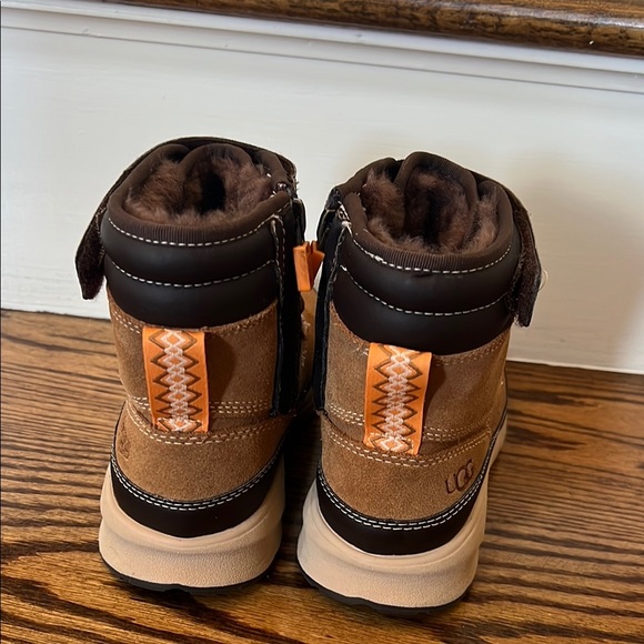 UGG Chestnut Arren Boots NWOT - Picture 3 of 10